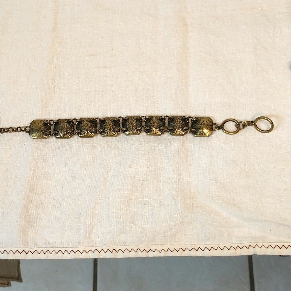 Beautiful Chloe & isabel bracelet. EUC see pics for measurements gift box incl. - Picture 5 of 6
